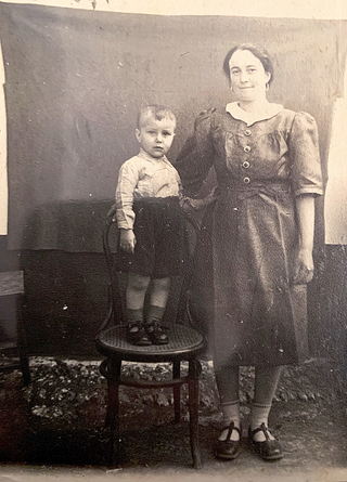 Dmitrij Terzi a jeho matka. Obec Vynohradivka, Oděská oblast, 1948